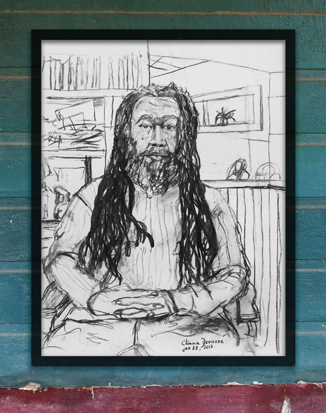 Portrait de Nat n°2 au fusain, assis les mains jointes, dans un cadre noir, sur une façade en bois bleu-vert de La Nouvelle-Orléans