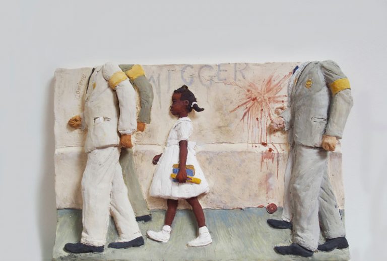 The problem we all live with, bas-relief en argile peint : une fillette noire en robe blanche, cartable à la main, marche escortée par des marshals sans tête, devant un mur taché d'une tomate écrasée et marqué d'une insulte raciste