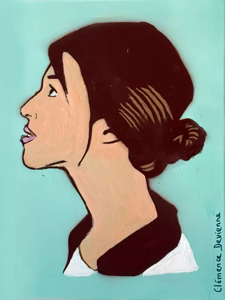 Charlotte for ever, hommage à Charlotte Gainsbourg : profil de femme au chignon brun, col blanc, sur fond vert d'eau