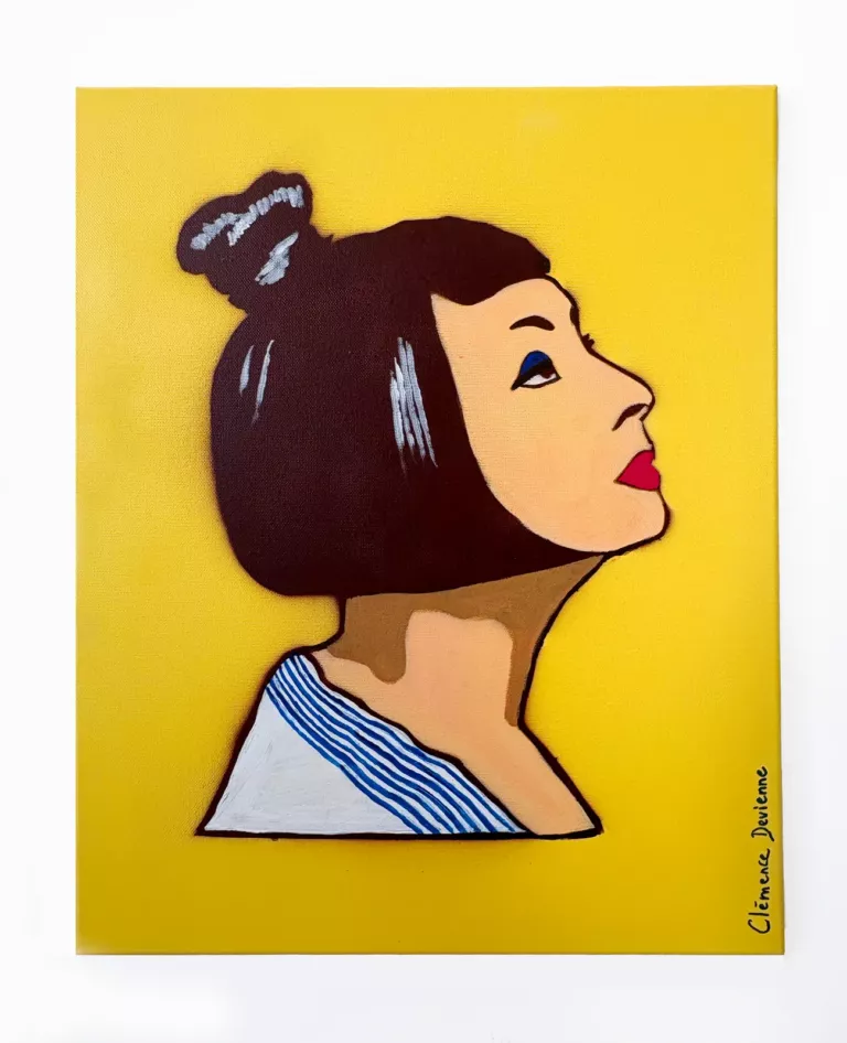 Hommage à Catherine Ringer : profil de femme au chignon noir, haut rayé bleu et blanc, sur fond jaune