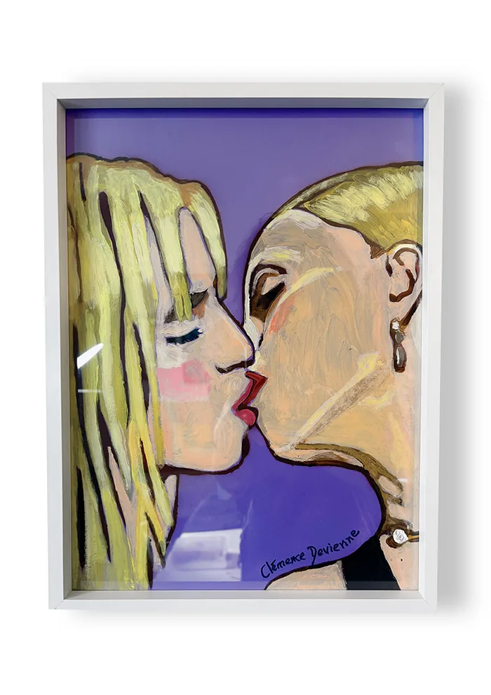 Le baiser : deux femmes blondes s'embrassent, sur fond violet, dans un cadre blanc