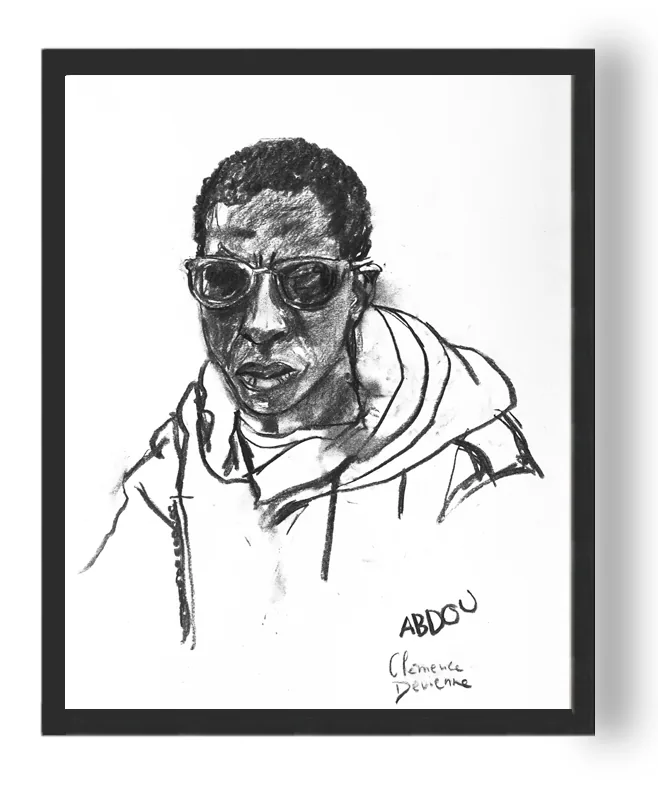 Portrait d'Abdou au fusain : jeune homme aux lunettes de soleil, sweat à capuche, dans un cadre noir