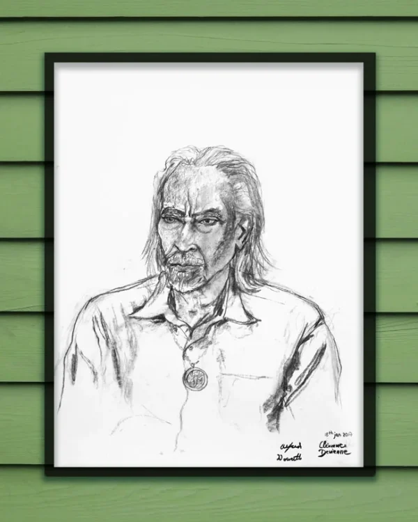 Portrait d'Alfred Doucette au fusain : homme aux cheveux longs et à la chemise ouverte, dans un cadre noir accroché sur un mur vert