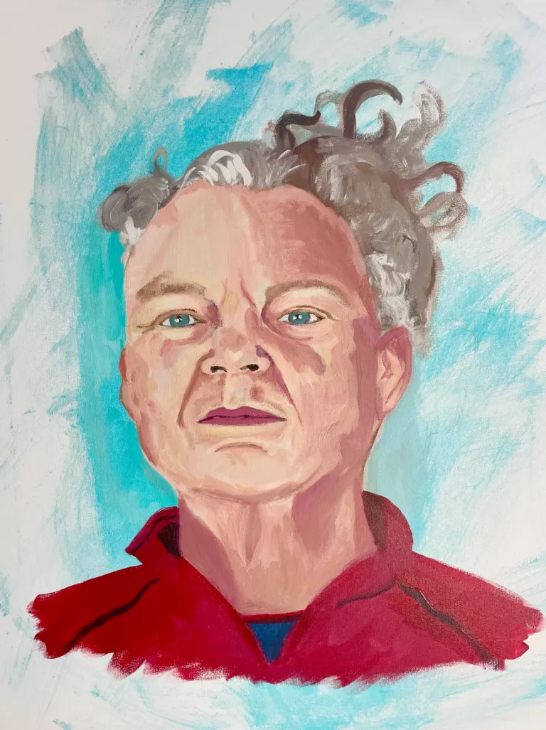 Portrait de Bruce n°2 : homme aux cheveux gris bouclés, yeux bleus, veste rouge, sur un fond de coups de pinceau turquoise