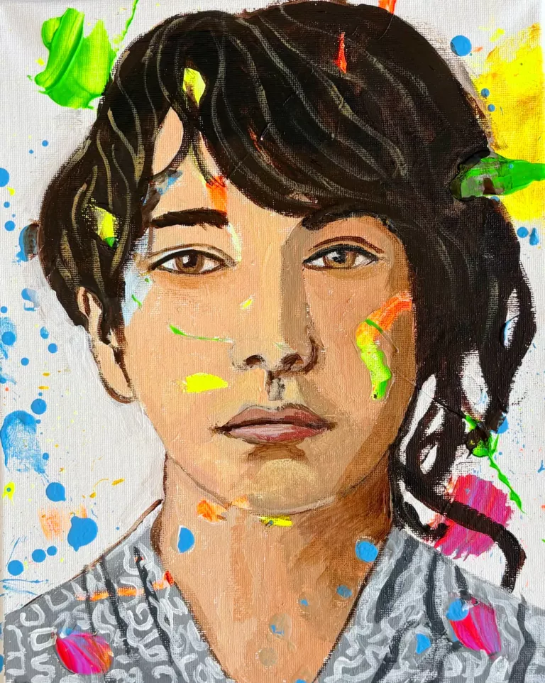 Portrait de Camille Claudel : jeune femme aux cheveux bruns relevés, chemisier gris à motifs, taches de couleur fluo sur le visage