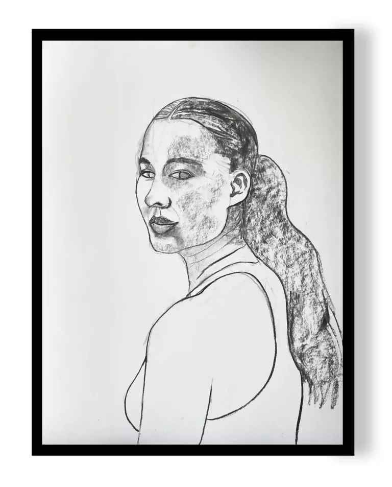 Portrait de Chloé au fusain : jeune femme de dos qui tourne la tête, longue queue de cheval, dans un cadre noir