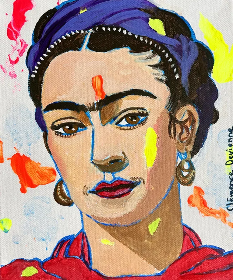 Portrait de Frida Kahlo : sourcils joints, bandeau violet dans les cheveux, boucles d'oreilles dorées, éclats de peinture fluo