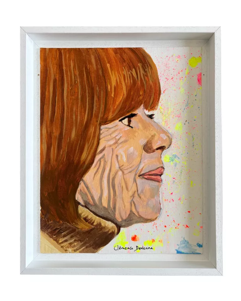 Portrait de Gisèle Pelicot n°1 : de profil, cheveux auburn, sur un fond clair moucheté de jaune et de rose, dans une caisse américaine blanche