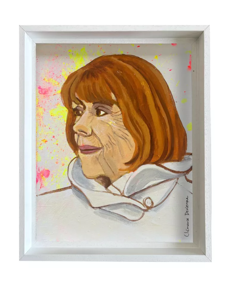 Portrait de Gisèle Pelicot n°2 : de trois quarts, col blanc relevé, sur un fond éclaboussé de rose et de jaune, dans une caisse américaine blanche