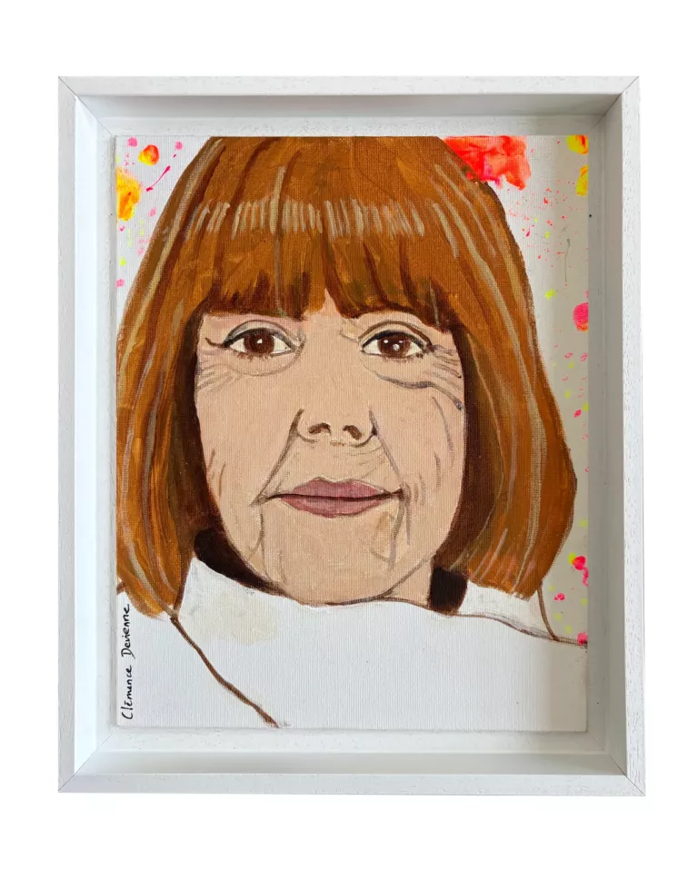 Portrait de Gisèle Pelicot n°3 : de face, frange auburn, col blanc, dans une caisse américaine blanche