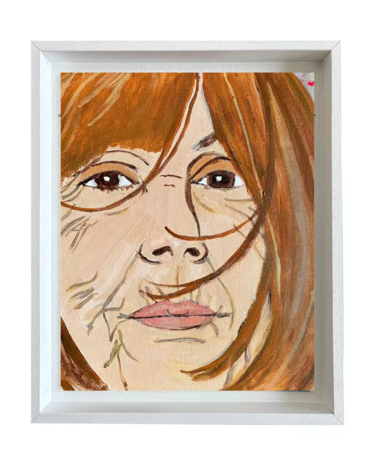 Portrait de Gisèle Pelicot n°4 : gros plan de face, des mèches de cheveux traversent le visage, dans une caisse américaine blanche
