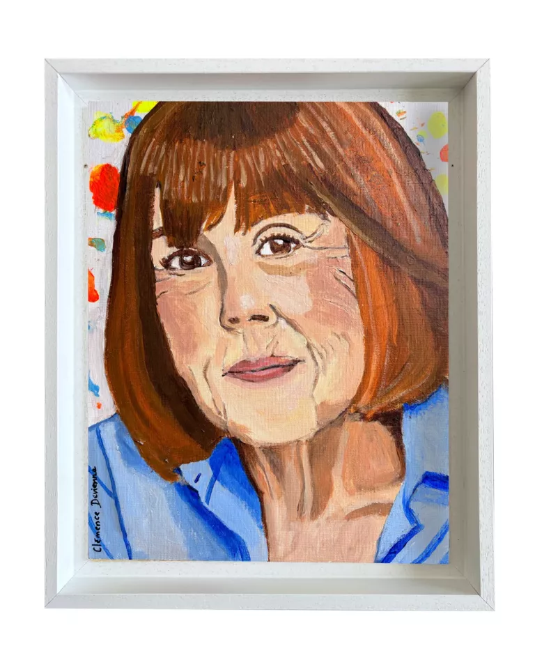 Portrait de Gisèle Pelicot n°5 : de face, chemise bleue, sur un fond de taches colorées, dans une caisse américaine blanche