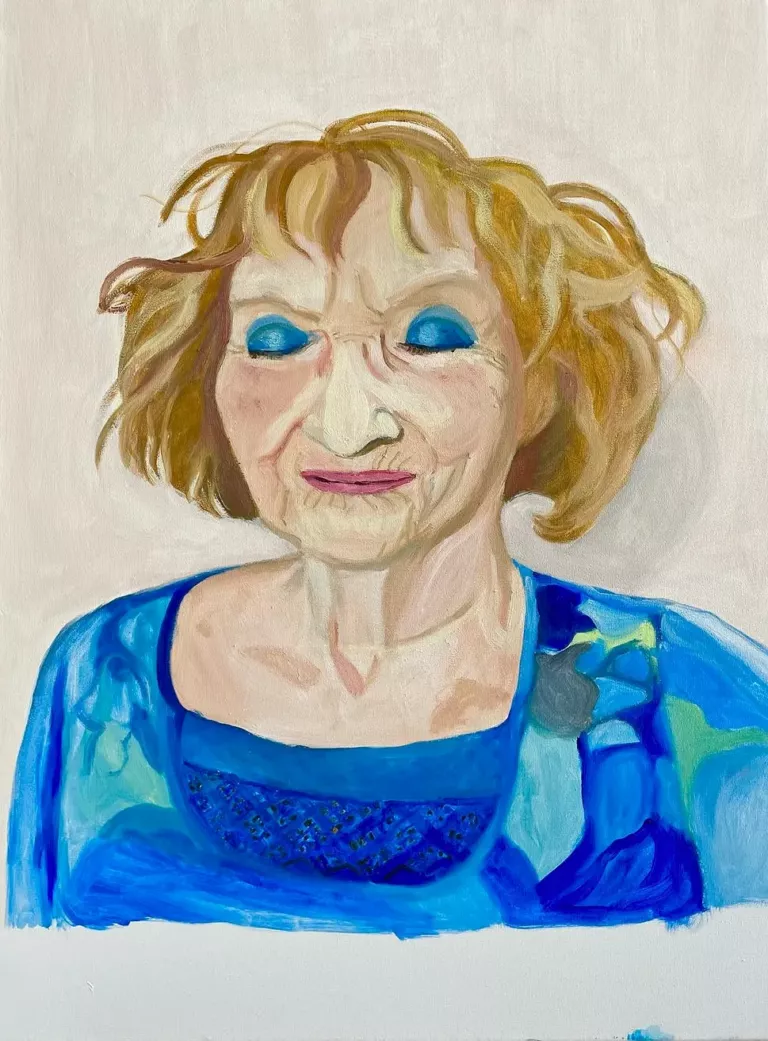 Portrait de Josette Le Prévost : femme âgée aux cheveux blonds ébouriffés, paupières bleues fermées, haut bleu