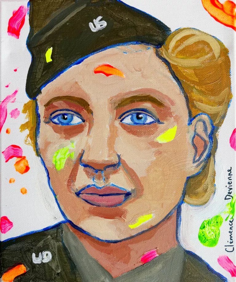 Portrait de Lee Miller en correspondante de guerre : casquette marquée « US », yeux bleus, touches de jaune et de vert fluo