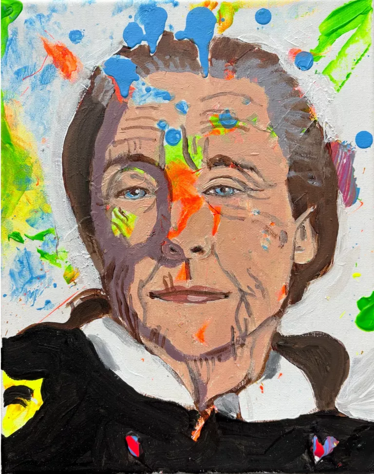 Portrait de Louise Bourgeois : visage ridé, cheveux gris tirés, col noir, éclaboussures bleues, orange et vertes
