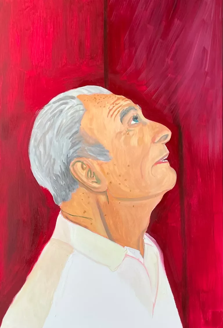 Portrait de M. Sancey : homme aux cheveux blancs qui lève les yeux, chemise blanche, sur fond rouge