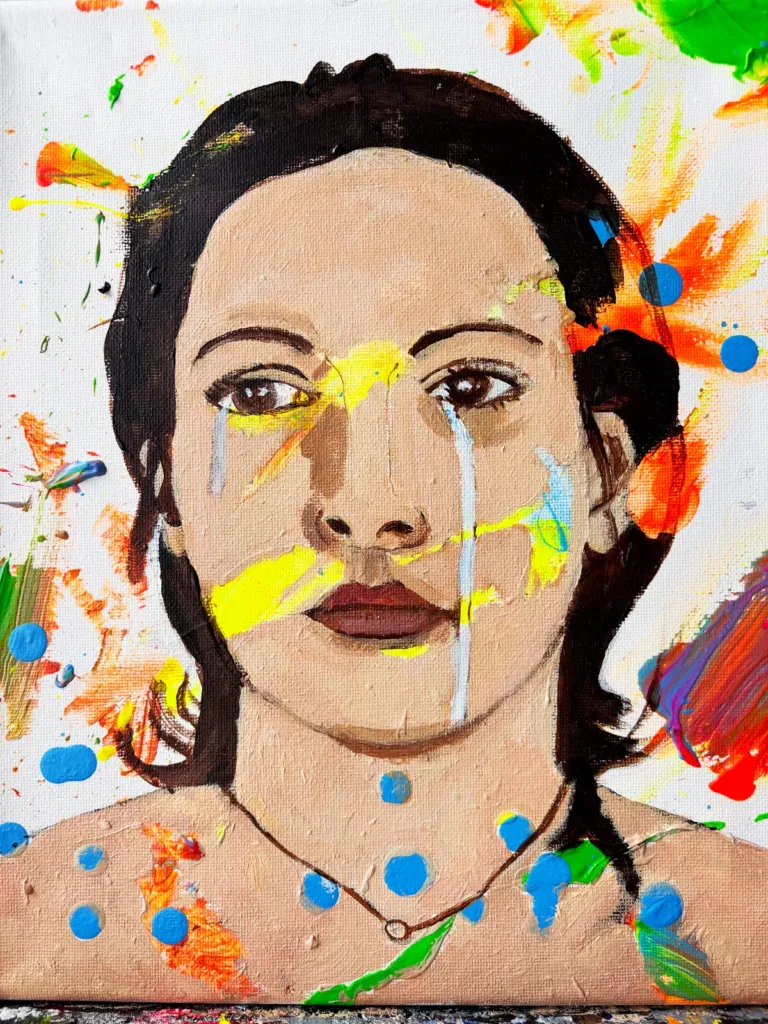 Portrait de Marina Abramović : longs cheveux noirs, larmes bleues, coulures jaunes et taches de couleur