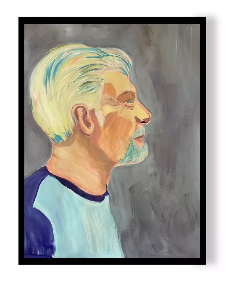 Portrait de Yannick : homme de profil aux cheveux blond-gris, tee-shirt bleu, sur fond gris, dans un cadre noir